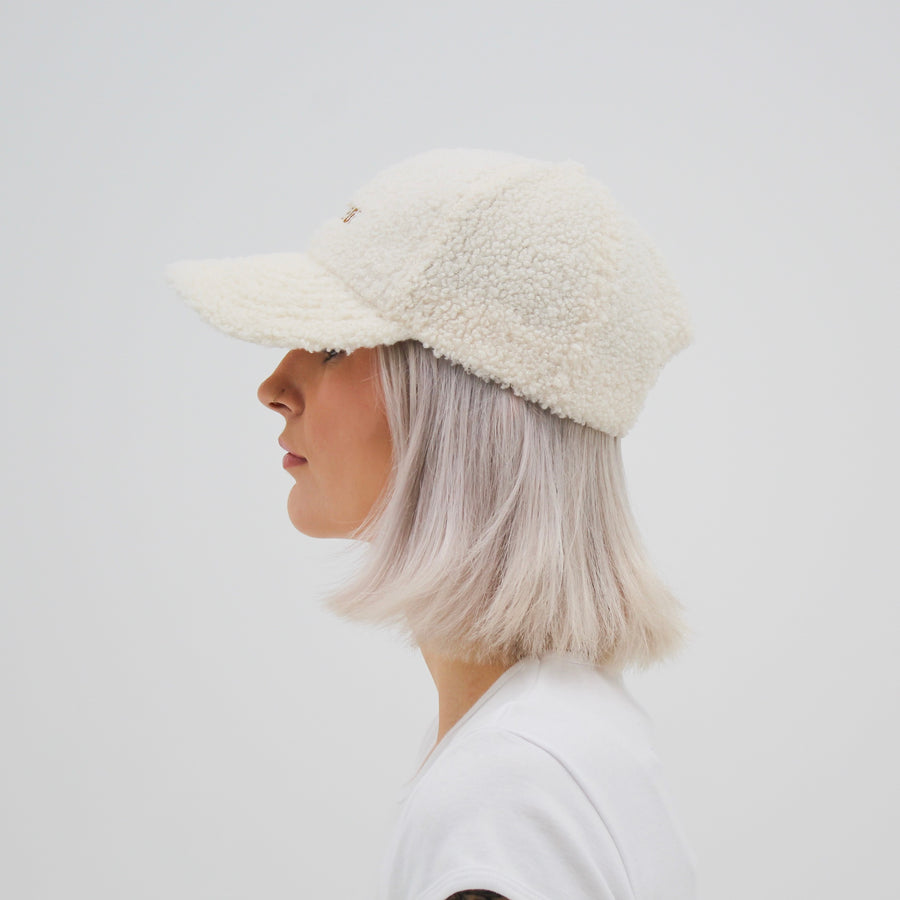Off-white Sherpa “fuck la mode” cap with the “fuck la mode” logo in green — streetwear clothing from Québec City.